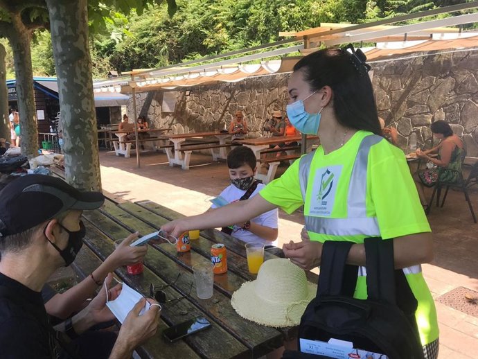 Reparto de mascarillas.