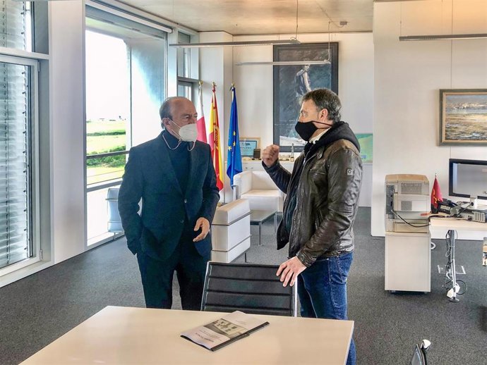 El consejero de Industria, Turismo, Innovación, Transporte y Comercio, Javier L. Marcano, recibe al alcalde de Ruesga, Jesús Ramón Ochoa