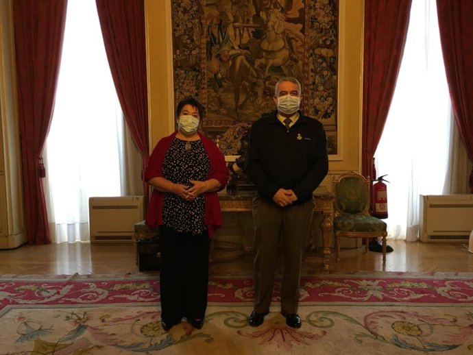 La alcaldesa Clara Luquero y el Jefe de Estado Mayor del Ejército de Tierra, el general Francisco Javier Varela.