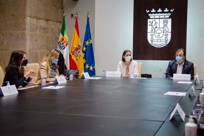 El presidente de la Junta, Guillermo Fernández Vara, y la ministra de Industria, Comercio y Turismo, Reyes Maroto