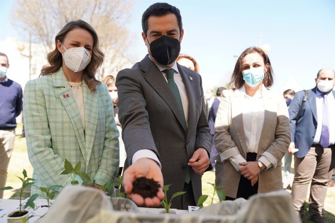 Juanma Moreno con la alcaldesa de Prado del Rey, María Vanesa Beltrán, con el proyecto de Economía Circurlar en la Sierra de Cádiz
