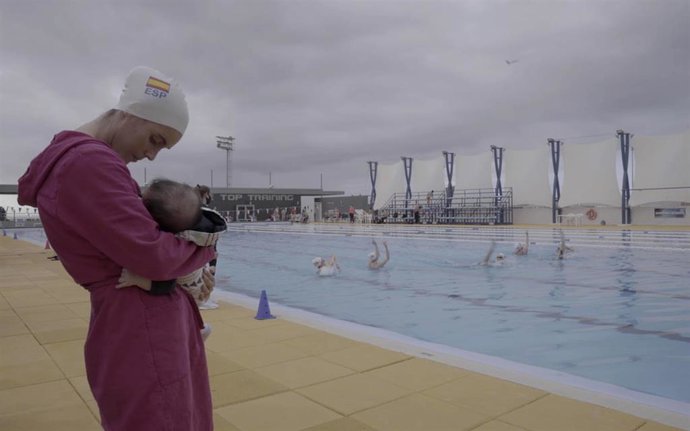 La nadadora de natación sincronizada Ona Carbonell con su hijo Kai, en el documental 'Ona Carbonell: Empezar de nuevo' que emitirá Rakuten TV en otoño de 2021