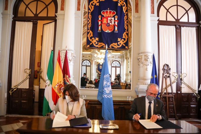 El alcalde de Málaga, Francisco de la Torre, y la jefa de Misión y representante de la Organización Internacional para las Migraciones (OIM), María Jesús Herrera