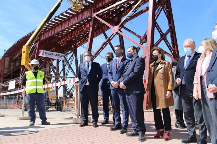 Ábalos visita las obras de restauración del Cable Inglés