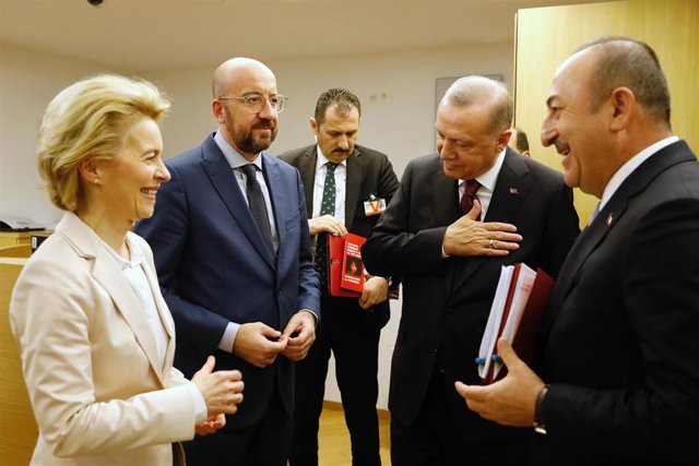 Archivo - La presidenta de la Comisión Europea, Ursula von der Leyen, el presidente del Consejo Europeo, Charles Michel, y el presidente de Turquía, Recep Tayyip Erdogan. 