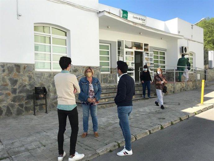Isabel Herrera, a las puertas del centro de salud de Gelves
