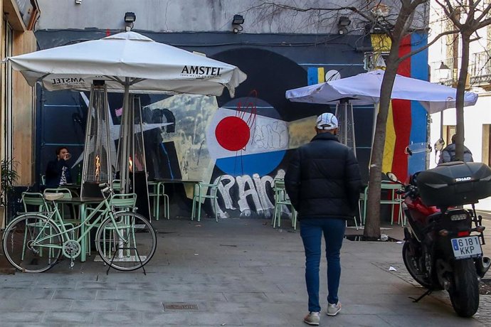 Archivo - Varias mesas en una terraza del distrito de La Latina en Madrid (España), a 1 de febrero de 2021. 
