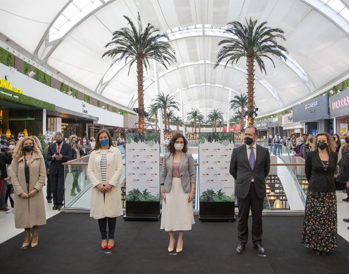 Díaz Ayuso visita la nueva zona de restauración y de ocio de intu Xanadú