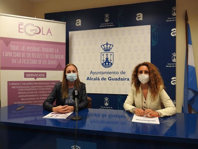 La teniente de alcalde del Ayuntamiento de Alcalá de Guadaíra, Rosa Carro (Cs) a la derecha, y la autora de la guía, a la izquierda, Eva Márquez.