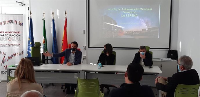 Reunión de alcaldes de La Serena con diputados de la diputación de Badajoz.