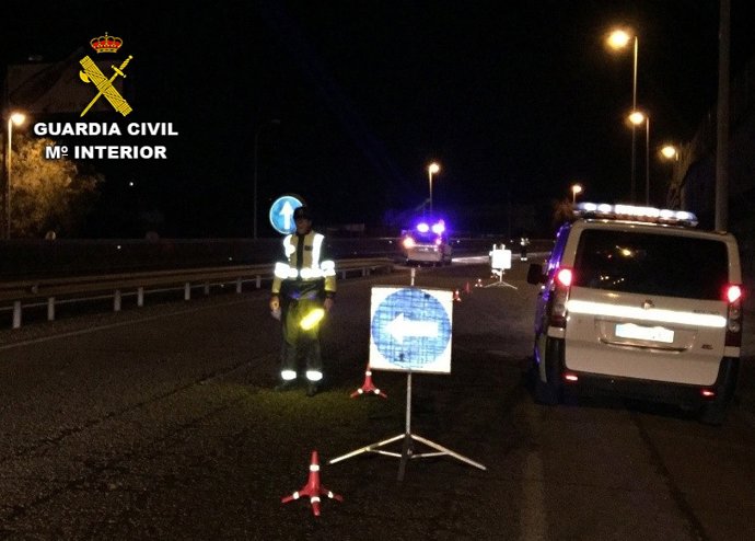 Investigado un conductor por no obedecer las señales de alto en un control de alcohol y drogas y fugarse en Poio