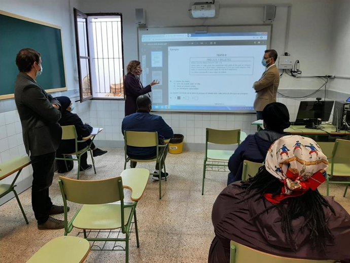 El alcalde de Palma, José Hila, durante una visita al Centro de Educación de Personas Adultas (CEPA) Son Canals.