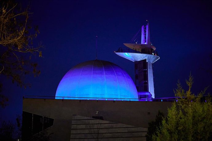 La Torre y Cúpula del Observatorio del Parque de las Ciencias de Granada iluminadas de color rojo por el ODS6 Agua y Saneamiento