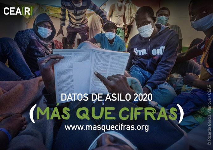 Archivo - Migrantes a bordo del Open Arms se entretienen con la lectura del libro EUROPA: An Illustrated Introduction to Europe for Migrants and Refugees, que ofrece los detalles prcticos de todos los pases de la UE.