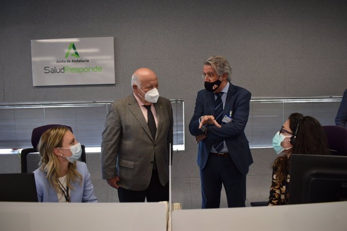 Aguirre visita la nueva sala de coordinación de Saud Responde en Jaén.