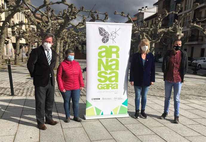 El consejero de Cultura y Política Lingüística del Gobierno Vasco, Bingen Zupiria; la alcaldesa de Etxarri Aranatz, Silvia Marañón; la consejera de Relaciones Ciudadanas del Gobierno de Navarra, Ana Ollo, y el presidente de la UEMA, Iraitz Lazkano