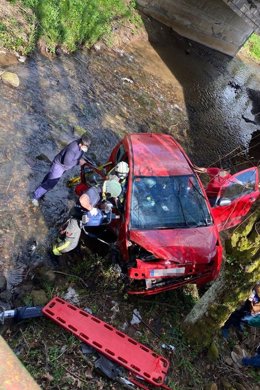 Accidente coche caído a un arroyo en Villafufre