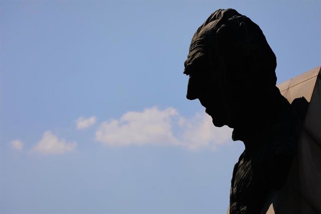 Archivo - Monumento a Don Juan De Borbón en las inmediaciones del madrileño parque al que el rey emérito, padre de Felipe VI, le da nombre, el Parque Juan Carlos I, en Madrid (España) a 6 de agosto de 2020. Aún no hay comunicación oficial del paradero de 