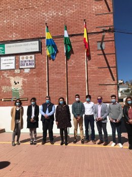 La delegada territorial de Educación y Deporte en Sevilla, María José Eslava, durante su visita al CEIP Cruz Blanca de Aznalcóllar
