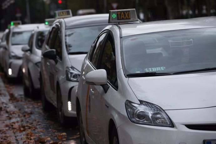 Archivo - Varios taxis a la espera de clientes, guardan turno en una parada. En Sevilla (Andalucía, España), a 04 de diciembre de 2020.