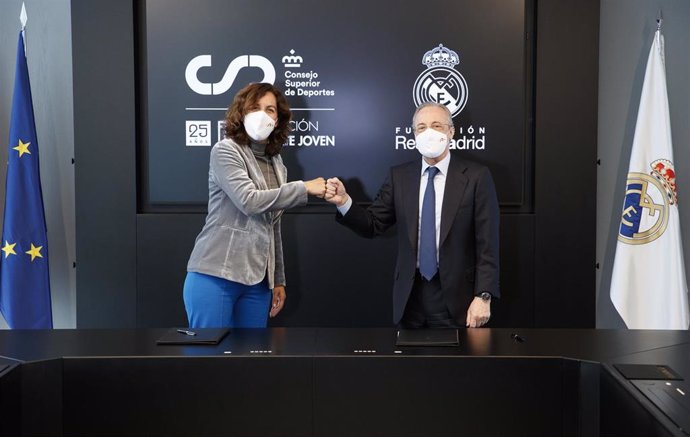 La presidenta del CSD, Irene Lozano, y el presidente del Real Madrid, Florentino Pérez, firman un convenio de colaboración entre las fundaciones de ambos organismos.