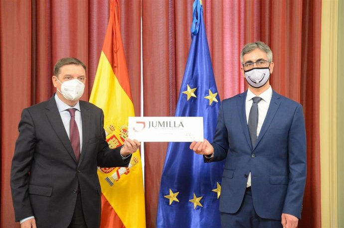 El ministro Planas, a la izquierda