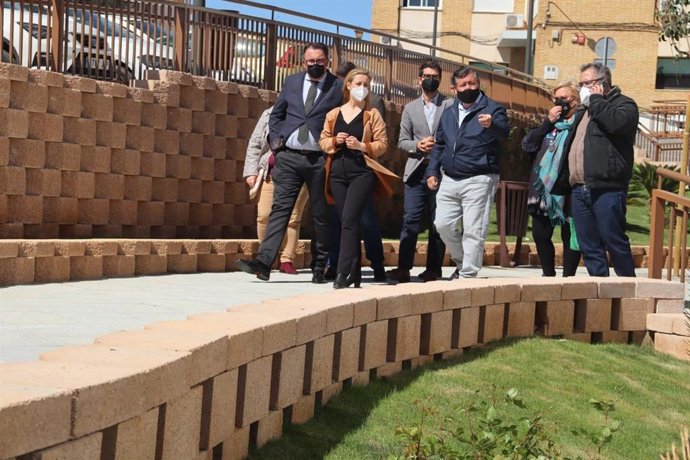 La alcaldesa de Alcalá de Guadaíra, Ana Isabel Jiménez, ha visistado el nuevo paseo urbano Plaza Cristo de la Bondad.