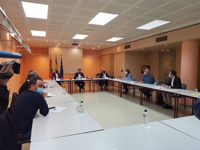 Soro se reúne con los representantes de municipios y comarcas de la línea Zaragoza-Lérida.