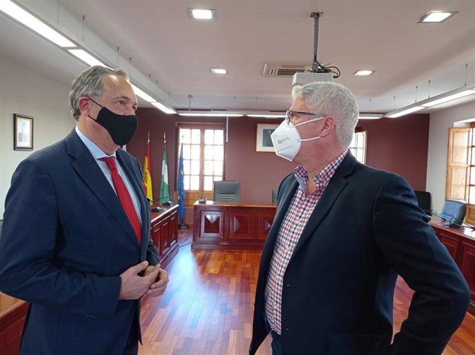 El delegado de Turismo junto al alcalde de Huércal de Almería