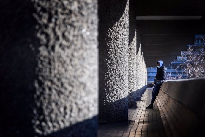Archivo - 25 January 2021, United Kingdom, London: A man wearing a facemask is seen at the Barbican Estate during England's third national lockdown, imposed to curb the spread of coronavirus. Photo: Victoria Jones/PA Wire/dpa