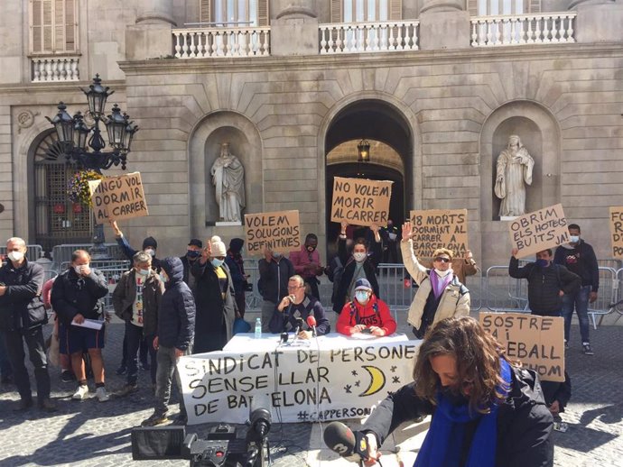 Miembros del Sindicat de Persones Sense Llar de Barcelona presentan la organización en un acto este jueves 18 de marzo de 2021 en la Plaza de Sant Jaume de la capital catalana.