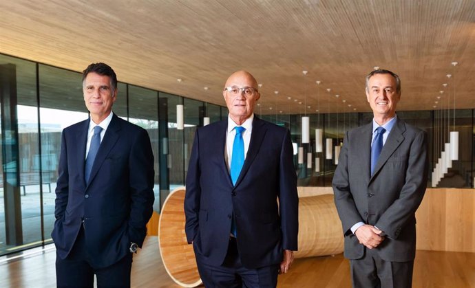 Archivo - Jaime Guardiola (consejero delegado saliente de Banco Sabadell) Josep Oliu (presidente) César González-Bueno (nuevo ceo)