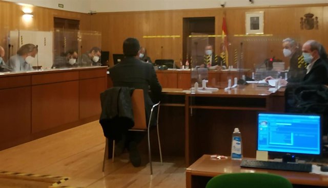 Declaración del vicesecretario general, de espaldas, y a su derecha en primer plano el funcionario acusado.