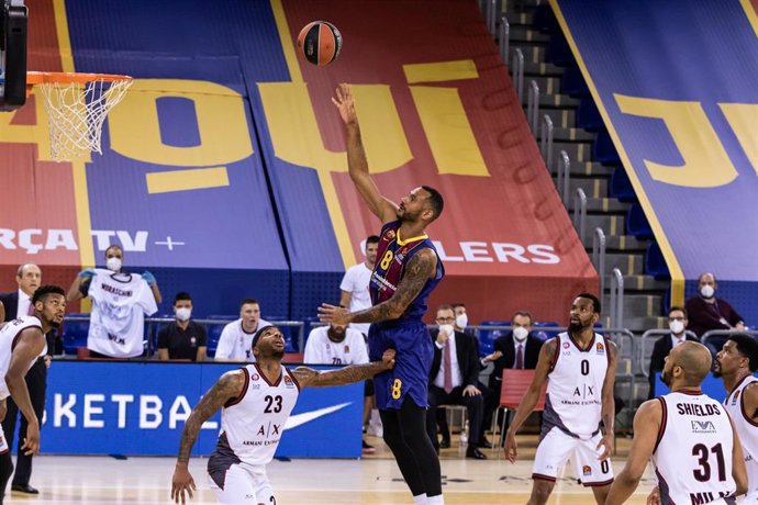 Archivo - Adam Hanga of Fc Barcelona shoot to basket during the Turkish Airlines EuroLeague match between Fc Barcelona and AX Armani Exchange Milan at Palau Blaugrana on December 11, 2020 in Barcelona, Spain.