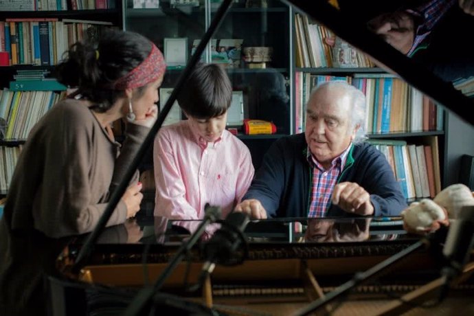 El compositor turolense Antón García Abril con su nieto delante de su piano de cola
