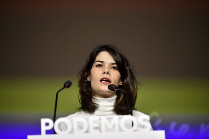 Archivo - La portavoz de Podemos, Isa Serra, interviene en rueda de prensa en la sede del partido para analizar la situación política.
