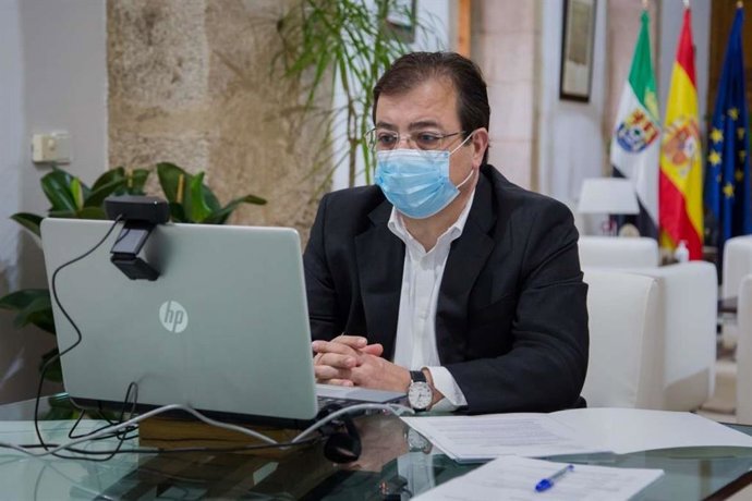 Imagen de archivo del presidente de la Junta, Guillermo Fernández Vara, durante una videoconferencia