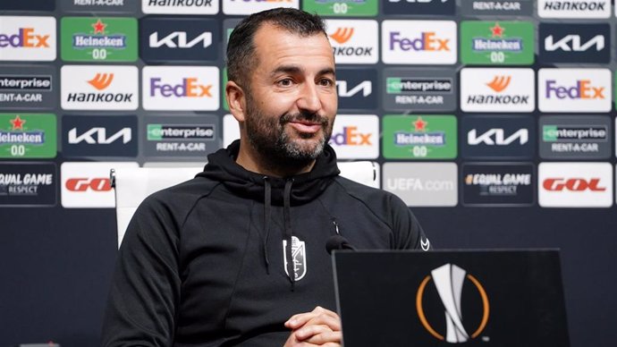 El entrenador del Granada CF, Diego Martínez, en rueda de prensa de la Liga Europa (UEFA Europa League)