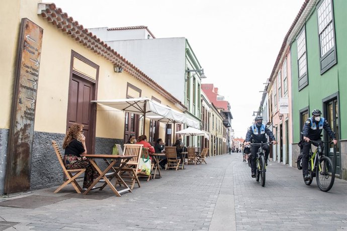 Archivo - Control de terrazas por parte de agentes de la Policía Local de La Laguna