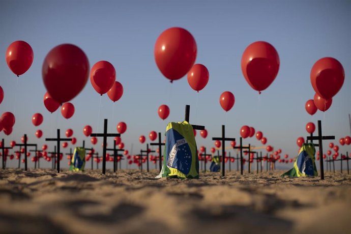 Archivo - Memorial para las víctimas del coronavirus en Brasil