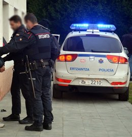 Archivo - Intervención de una patrulla de la Ertzaintza