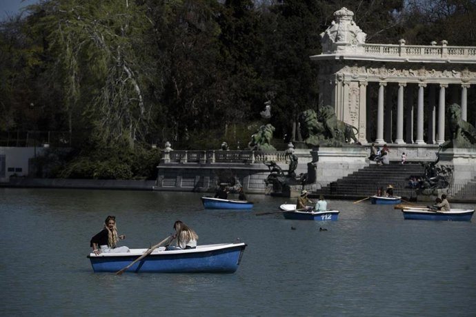 Varias personas disfrutan en las barcas del Estanque del Parque de El Retiro.