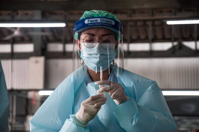 18 March 2021, Thailand, Bangkok: A health worker prepares a dose of the Chinese Sinovac coronavirus vaccine during a mass vaccination campaign at a vaccination centre. Photo: Peerapon Boonyakiat/SOPA Images via ZUMA Wire/dpa