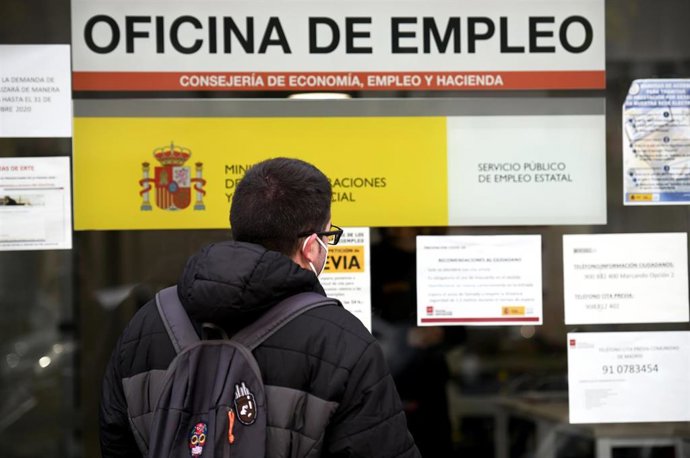 Archivo - Un hombre mira el cristal de una oficina de empleo, SEPE (antiguo INEM) horas después de conocer los datos del paro de noviembre, en Madrid (España), a 2 de diciembre de 2020. El número de parados registrados en las oficinas de los servicios p