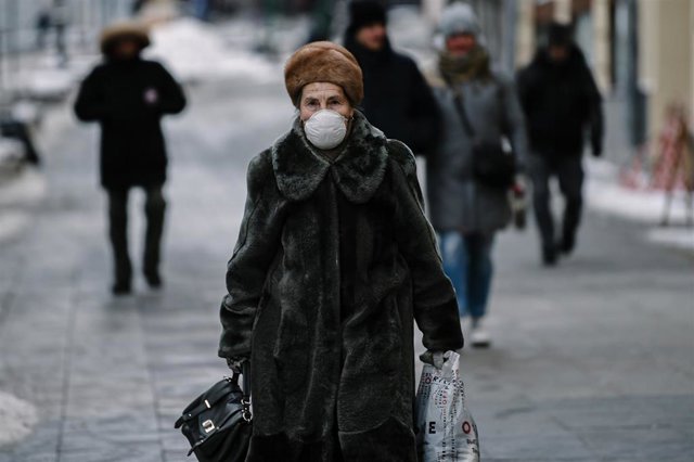 Una mujer con mascarilla en Moscú
