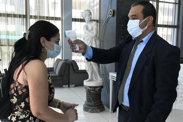 Entrada a un hotel medicalizado en La Habana