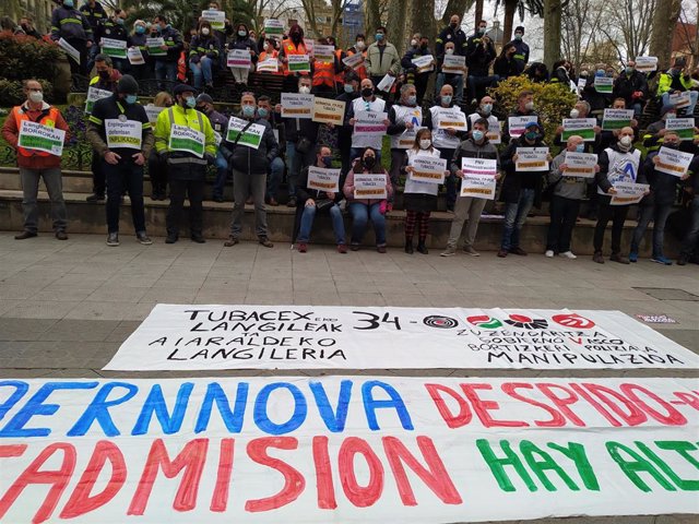 Protesta de trabajadores de Aernnova ante el Palacio de Justicia de Bilbao