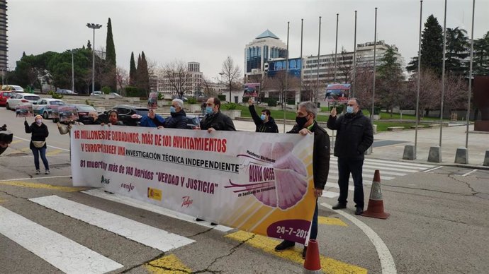 Archivo - Plataforma de víctimas del Alvia, ante el Ministerio de Transportes