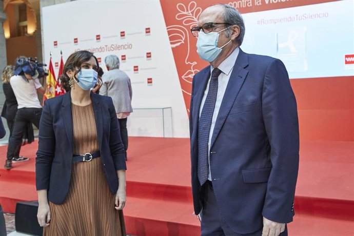 Archivo - (I-D) La presidenta de la Comunidad de Madrid, Isabel Díaz Ayuso, y el portavoz del PSOE en la Asamblea de Madrid, Ángel Gabilondo