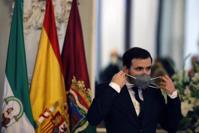 El ministro de Consumo, Alberto Garzón, se dirige al público asistente después de visitar el Ayuntamiento de Málaga a 24 de febrero 2021